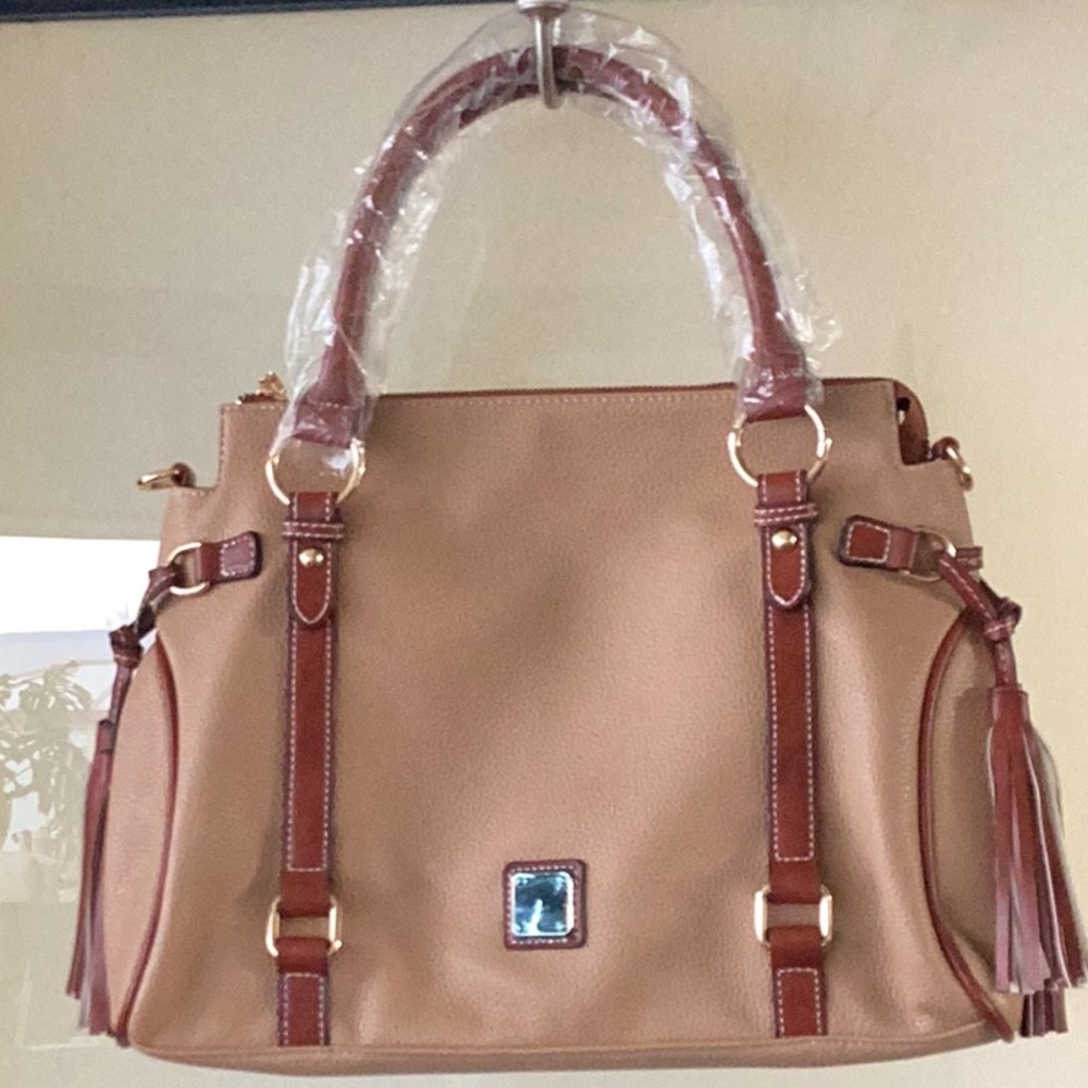 Handbag vegan pebble leather
It’s not a Dooney but beautiful!